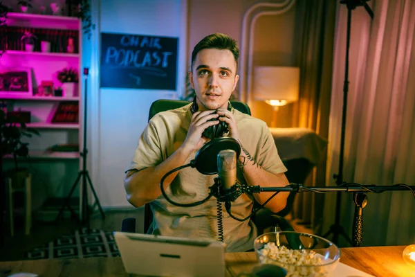Hombre Caucásico Blogger Masculino Vlogger Gesticulando Mientras Transmite Podcast Video —  Fotos de Stock