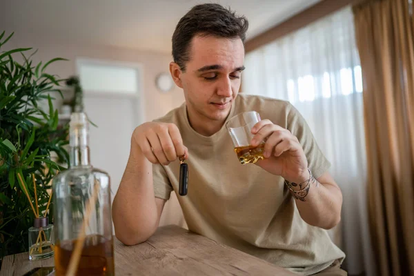 Jeden Człowiek Siedzieć Domu Butelką Alkoholu Pić Whisky Pijany Alkoholik — Zdjęcie stockowe