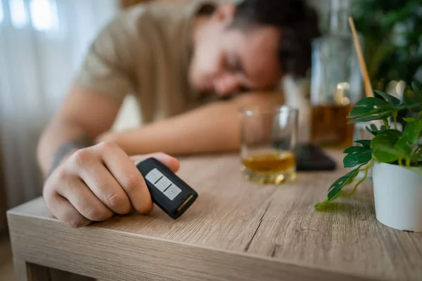 Hombre Sienta Casa Con Botella Licor Beber Whisky Alcohólico Alcohólico — Foto de Stock