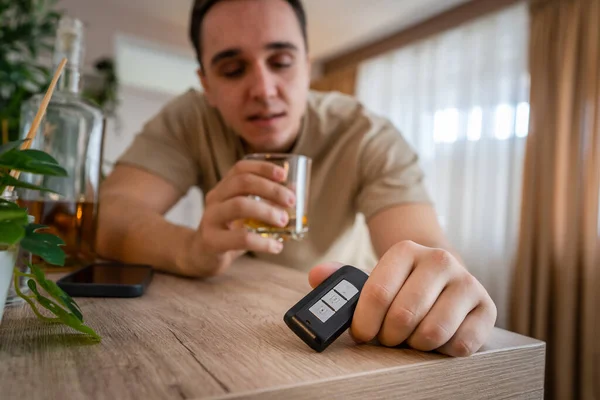Hombre Sienta Casa Con Botella Licor Beber Whisky Alcohólico Alcohólico — Foto de Stock