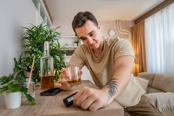 Homem Senta Casa Com Garrafa Bebida Alcoólica Beber Uísque Alcoólico — Fotografia de Stock