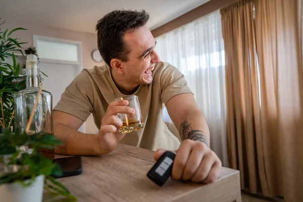 Jeden Człowiek Siedzieć Domu Butelką Alkoholu Pić Whisky Pijany Alkoholik — Zdjęcie stockowe