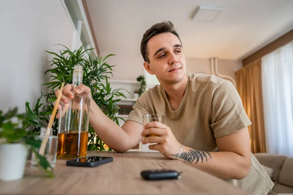Een Man Zit Thuis Met Fles Drank Whisky Dronken Alcoholmisbruik — Stockfoto