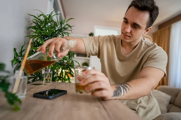 Jeden Człowiek Siedzi Domu Butelką Alkoholu Whisky Pijany Alkoholik Nadużywanie — Zdjęcie stockowe