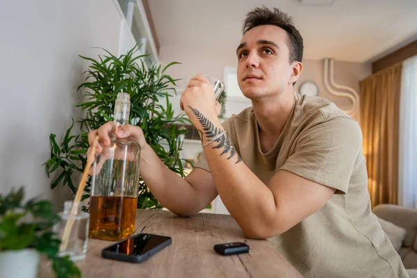 Homem Senta Casa Com Garrafa Bebida Alcoólica Bebida Alcoólica Alcoólica — Fotografia de Stock