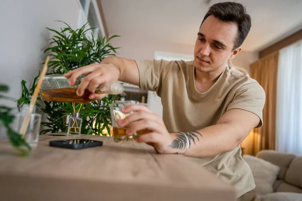 Hombre Sienta Casa Con Botella Licor Beber Whisky Borracho Alcohólico — Foto de Stock