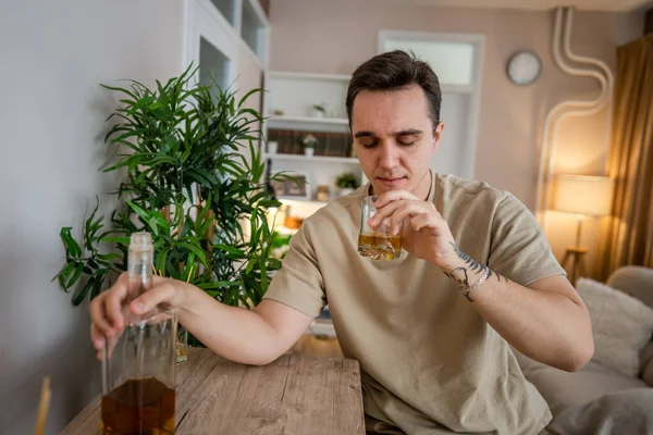 Homem Senta Casa Com Garrafa Bebida Alcoólica Bebida Alcoólica Alcoólica — Fotografia de Stock
