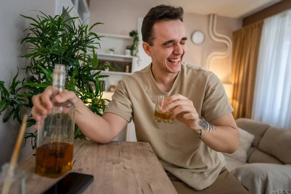 Homem Senta Casa Com Garrafa Bebida Alcoólica Bebida Alcoólica Álcool — Fotografia de Stock