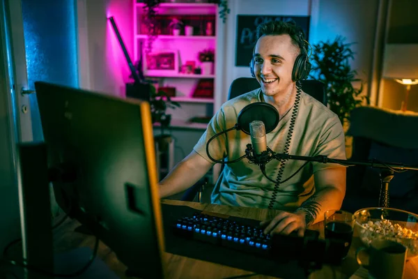 Young Man Play Video Games Computer While Streaming Social Media — Foto de Stock
