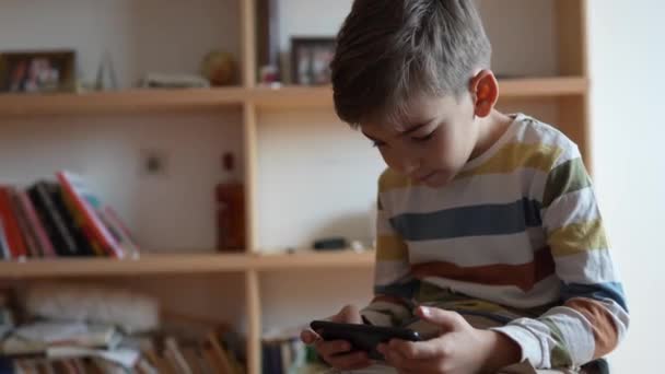 Een Jongen Kaukasische Kind Kleuter Houden Smartphone Mobiele Telefoon Thuis — Stockvideo