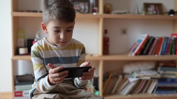 Gutt Som Spiller Kaukasisk Barnehage Som Holder Smarttelefon Hjemme Spille – stockvideo