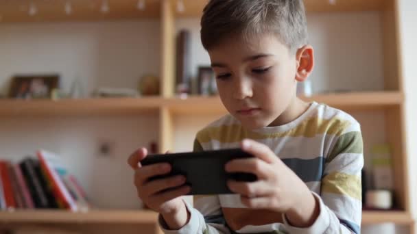 Een Jongen Kaukasische Kind Kleuter Houden Smartphone Mobiele Telefoon Thuis — Stockvideo