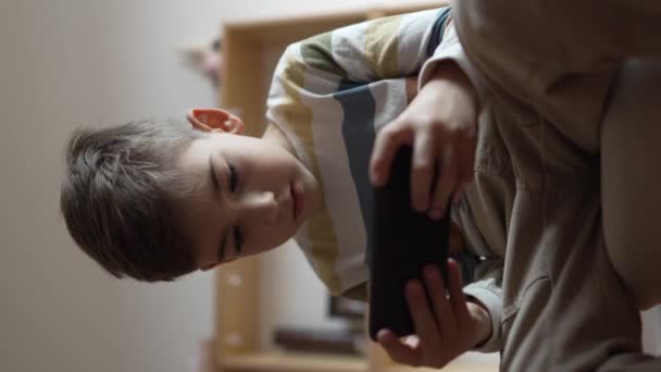 Один Хлопчик Дошкільник Тримає Смартфон Мобільний Телефон Вдома Грати Відеоігри — стокове відео
