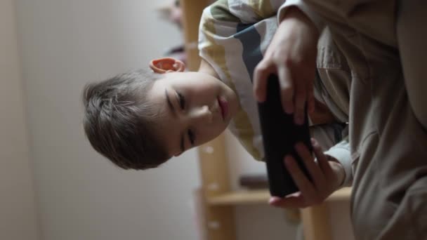 Jeden Chłopiec Kaukaski Dziecko Przedszkolak Trzymać Smartfon Telefon Komórkowy Domu — Wideo stockowe