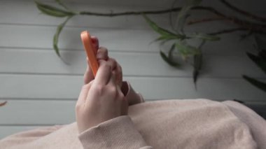 Bilinmeyen Kafkasyalı kadının orta kesiminde akıllı cep telefonu kullanarak mesaj gönderme ya da internet sosyal ağlarına göz atma