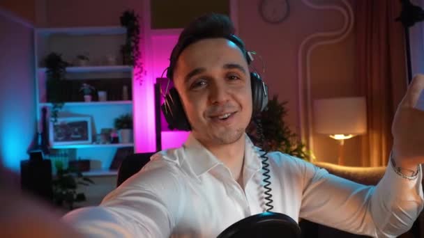 Egy Férfi Kaukázusi Férfi Blogger Vagy Vlogger Gesztikuláló Közben Streaming — Stock videók