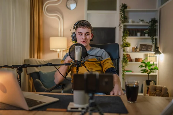 One Man Caucasian Male Blogger Vlogger Gesticulating While Streaming Video — Stockfoto