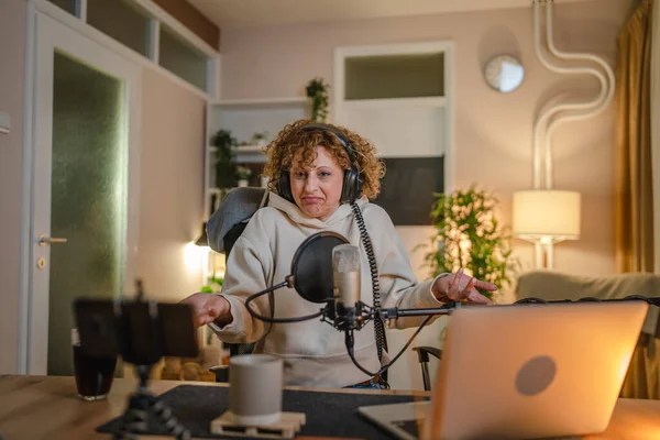 Una Mujer Caucásica Blogger Vlogger Gesticulando Mientras Transmite Podcast Video —  Fotos de Stock