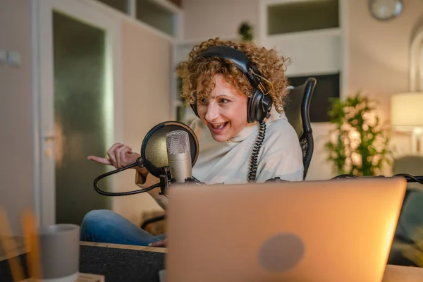 One Woman Caucasian Female Blogger Vlogger Gesticulating While Streaming Video — Stock Photo, Image