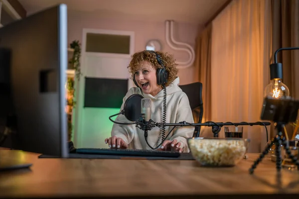 Ώριμη Γυναίκα Παίζουν Βιντεοπαιχνίδια Στον Υπολογιστή Του Υπολογιστή Ενώ Streaming — Φωτογραφία Αρχείου