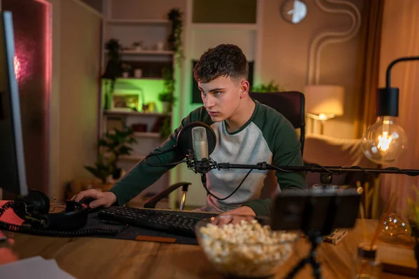 Joven Adolescente Jugar Videojuegos Computadora Mientras Transmite Las Redes Sociales —  Fotos de Stock