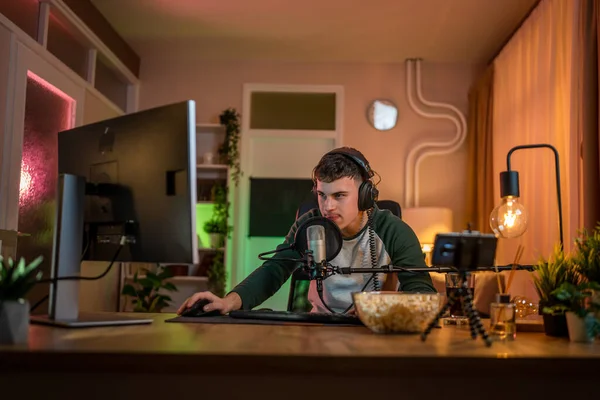 Młody Mężczyzna Nastolatek Grać Gry Wideo Komputerze Podczas Przesyłania Strumieniowego — Zdjęcie stockowe