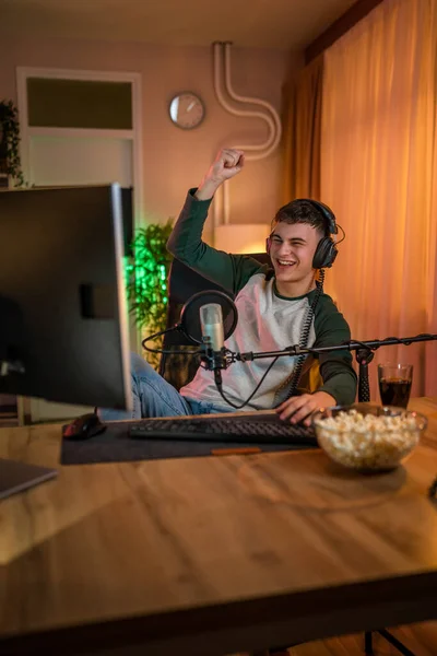Young Man Teenager Play Video Games Computer While Streaming Social — Stock Photo, Image
