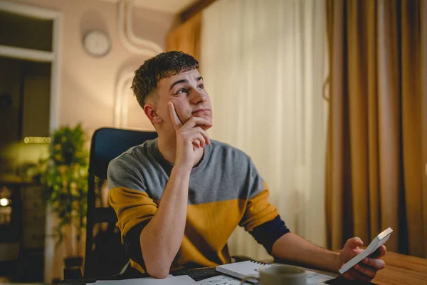 Fiatal Kaukázusi Férfi Tinédzser Diák Tanul Otthon Asztalnál Éjszaka Vagy — Stock Fotó