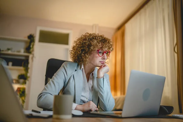 Una Mujer Caucásica Trabajo Femenino Mientras Sienta Escritorio Utilizar Computadora — Foto de Stock