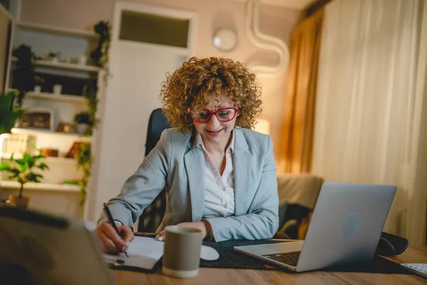 Uma Mulher Caucasiana Trabalho Feminino Enquanto Senta Mesa Usar Computador — Fotografia de Stock