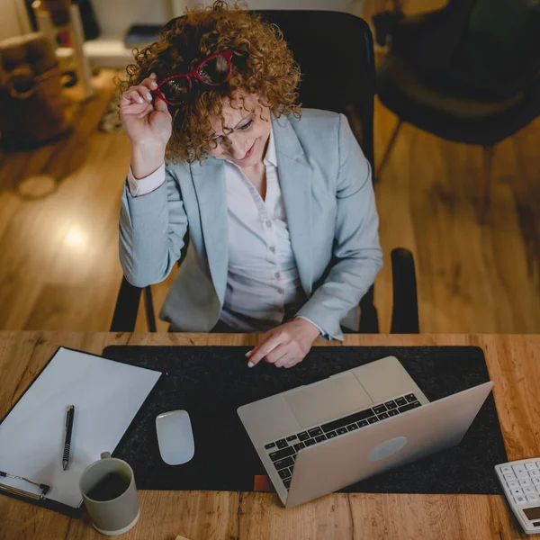 Masada Otururken Beyaz Bir Kadın Bilgisayar Kullanıyor Kadın Girişimci Yönetici — Stok fotoğraf