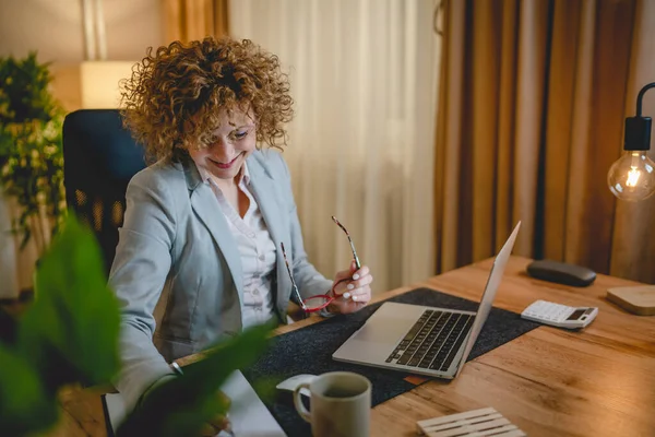 Masada Otururken Beyaz Bir Kadın Bilgisayar Kullanıyor Kadın Girişimci Yönetici — Stok fotoğraf