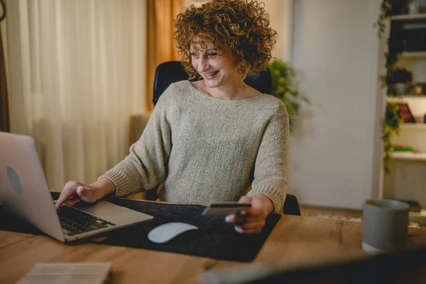 Modern Beyaz Bir Kadın Internetten Alışveriş Yapıyor Dizüstü Bilgisayar Kredi — Stok fotoğraf