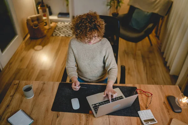 Modern Beyaz Bir Kadın Internetten Alışveriş Yapıyor Dizüstü Bilgisayar Kredi — Stok fotoğraf