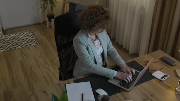 一位女性在办公桌前工作时 使用笔记本电脑 一位女性企业家或夜间工作的经理律师自信地制定策略 并制定出真正的计划 — 图库视频影像