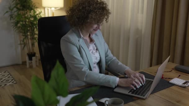 Uma Mulher Caucasiana Trabalho Feminino Enquanto Senta Mesa Usar Computador — Vídeo de Stock