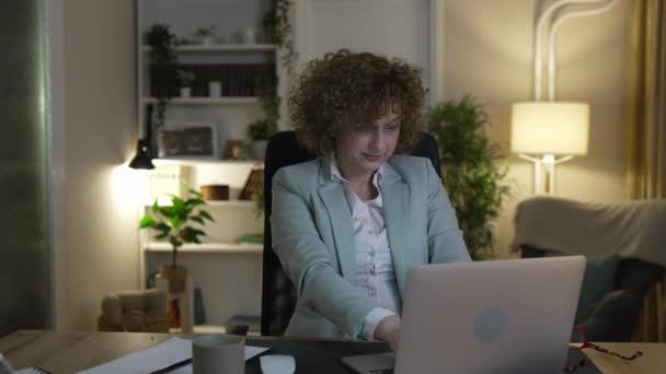 一位女性在办公桌前工作时 使用笔记本电脑 一位女性企业家或夜间工作的经理律师自信地制定策略 并制定出真正的计划 — 图库视频影像