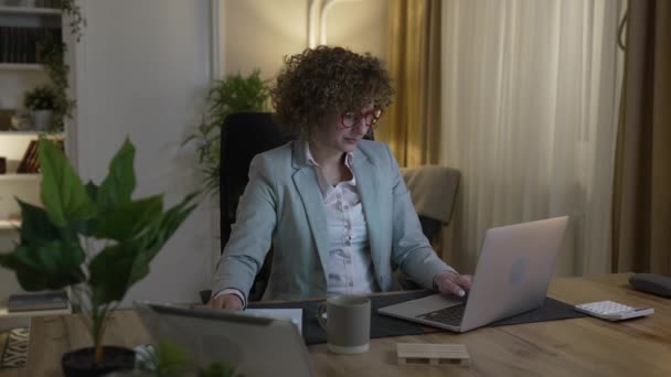 Uma Mulher Caucasiana Trabalho Feminino Enquanto Senta Mesa Usar Computador — Vídeo de Stock