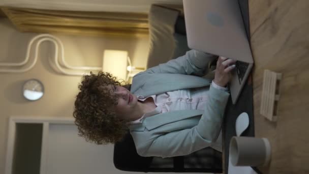 Masada Oturan Beyaz Bir Kadın Dizüstü Bilgisayar Kullanıyor Kadın Girişimci — Stok video
