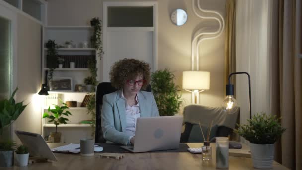 Μια Γυναίκα Καυκάσιος Γυναικεία Εργασία Ενώ Κάθονται Στο Γραφείο Χρήση — Αρχείο Βίντεο