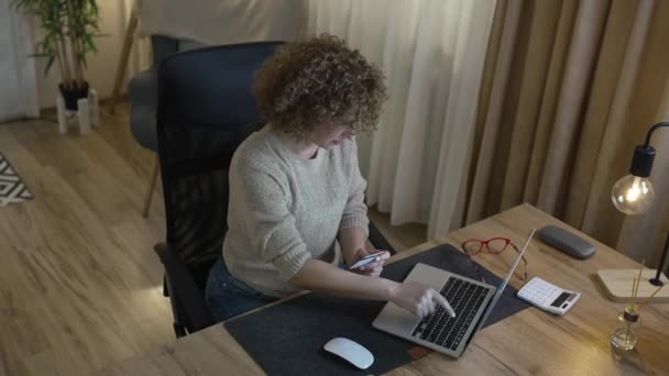 Μία Γυναίκα Σύγχρονη Καυκάσια Ώριμη Γυναίκα Ψώνια Online Χρήση Laptop — Αρχείο Βίντεο