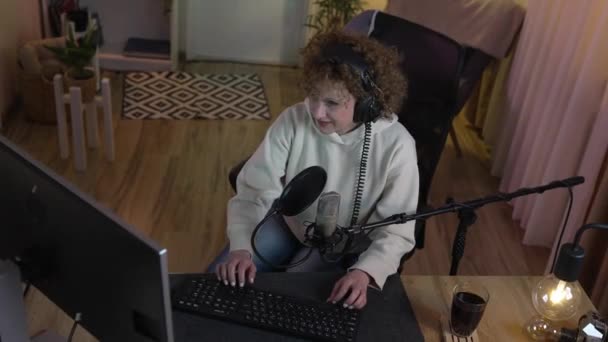 Volwassen Vrouw Spelen Videospelletjes Computer Tijdens Het Streamen Naar Sociale — Stockvideo