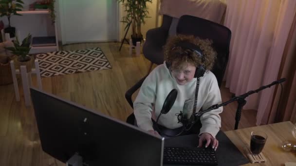 Olgun Kadın Sosyal Medyaya Internete Çevrimiçi Oyun Parkına Bağlanırken Bilgisayar — Stok video