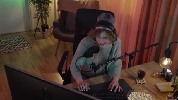 Ώριμη Γυναίκα Παίζουν Βιντεοπαιχνίδια Στον Υπολογιστή Του Υπολογιστή Ενώ Streaming — Αρχείο Βίντεο