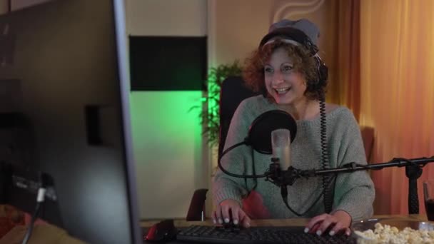 Ώριμη Γυναίκα Παίζουν Βιντεοπαιχνίδια Στον Υπολογιστή Του Υπολογιστή Ενώ Streaming — Αρχείο Βίντεο