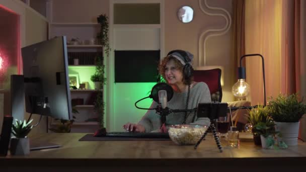 Volwassen Vrouw Spelen Videospelletjes Computer Tijdens Het Streamen Naar Sociale — Stockvideo