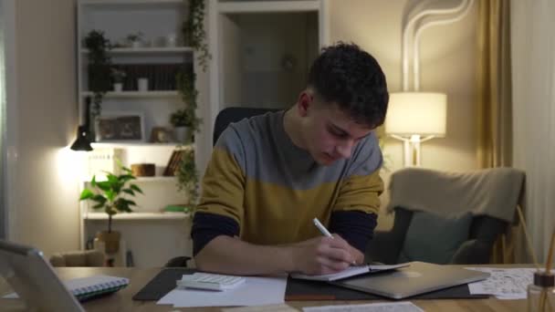 Joven Caucásico Hombre Adolescente Estudiante Estudio Casa Mesa Por Noche — Vídeo de stock