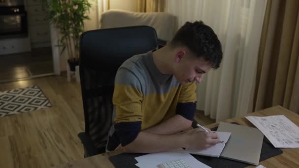 Jeune Homme Caucasien Adolescent Étudiant Étudier Maison Table Nuit Soir — Video
