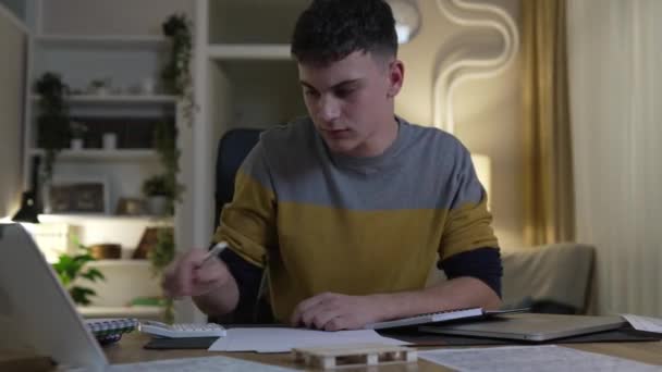 Ung Kaukasisk Man Tonåring Student Studera Hemma Vid Bordet Natten — Stockvideo