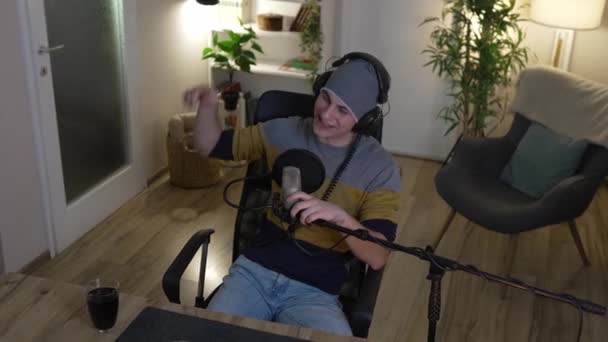 One Man Caucasian Male Blogger Vlogger Gesticulating While Streaming Video — Vídeo de Stock
